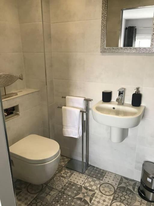 Mumbles - Modern Apartment With Panoramic Sea Views Oystermouth Exterior photo